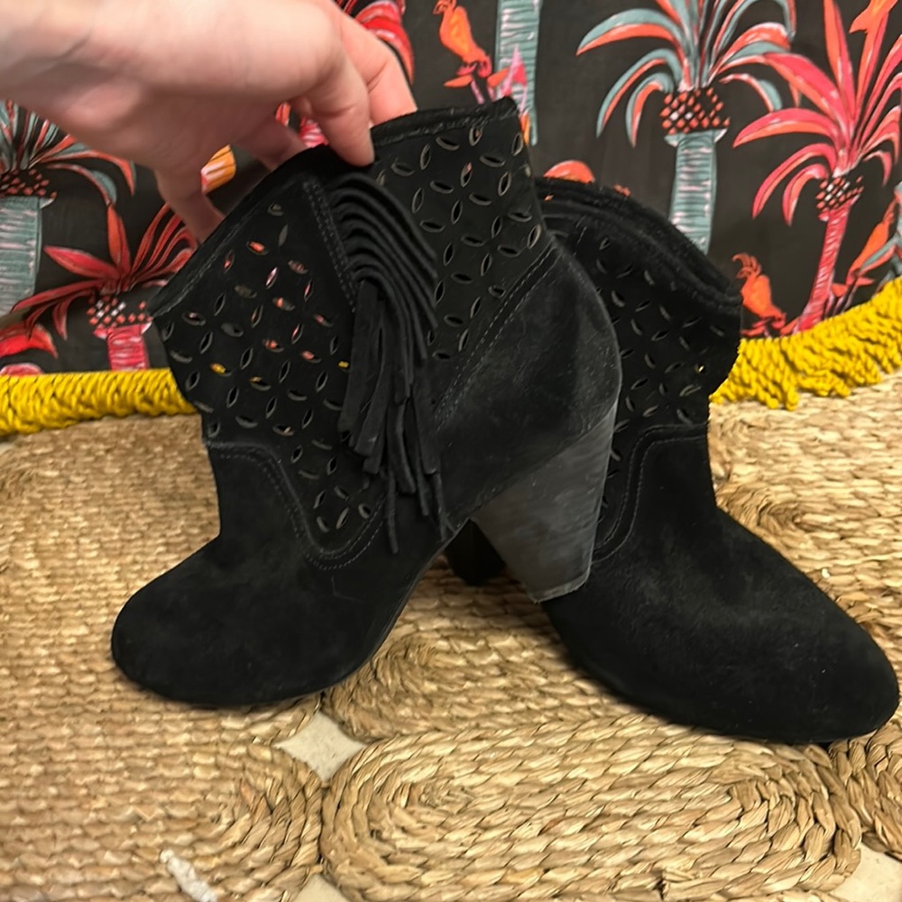 Lightly worn Jessica Simpson booties size 8 tasseled sides